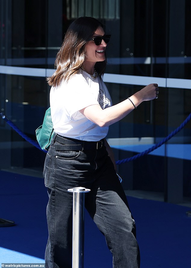 Abo vješto izbjegavao intervjue s crvenim tepihom, prolazeći u mjesto događaja noseći kratki osmijeh