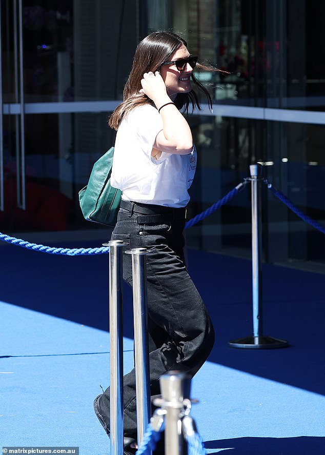 Brzo se uputila unutra prije nego što se pridružila redovima s njom danas Show Cost-Stars