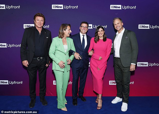 Unutar mjesta, promijenila se u jarko ružičastu ružicu okrenutu glavom u kutiji, izrezanim i crnim potpeticama u stilu iz 1980-ih. Na slici uz danas glumačku emisiju