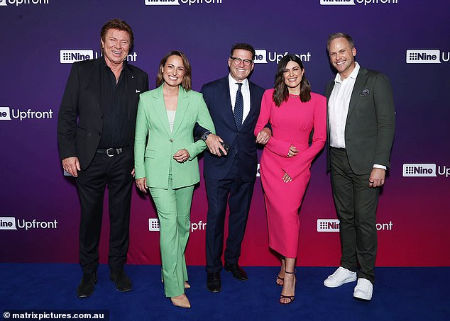 Abo je pozirala zajedno sa svojim danas zvijezdama showa, uključujući Richarda Wilkinsa i Karla Stefanonina, koji su stavili na Ujedinjeni front na crveni tepih tako što su se zalijepili uz njezinu stranu, vezane ruke