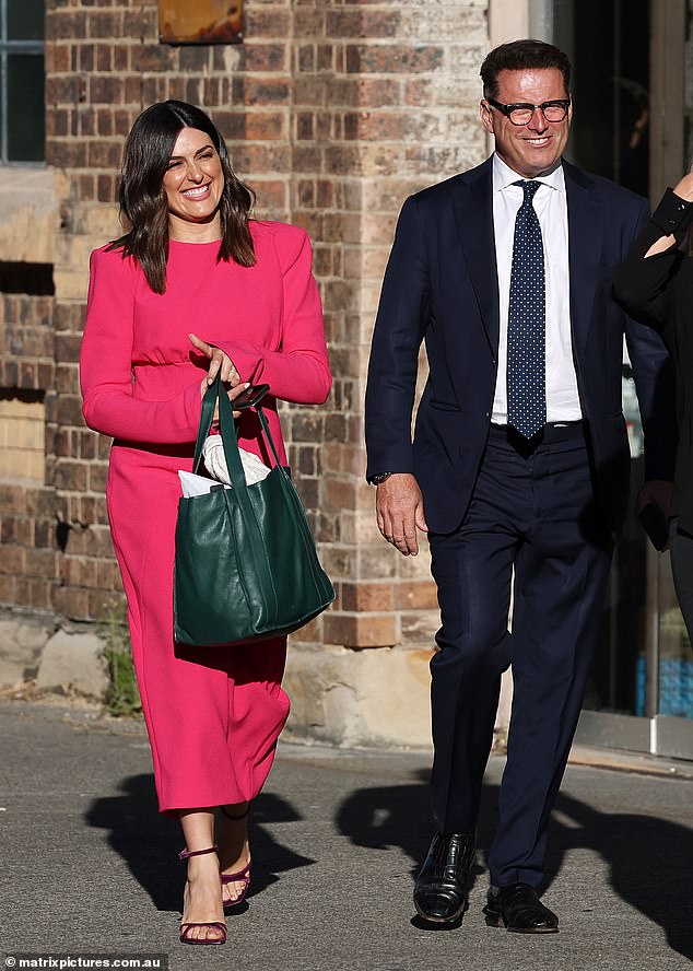 Abo se pojavio u ružičastoj žaru, hodajući u koraku sa Stefanovićem