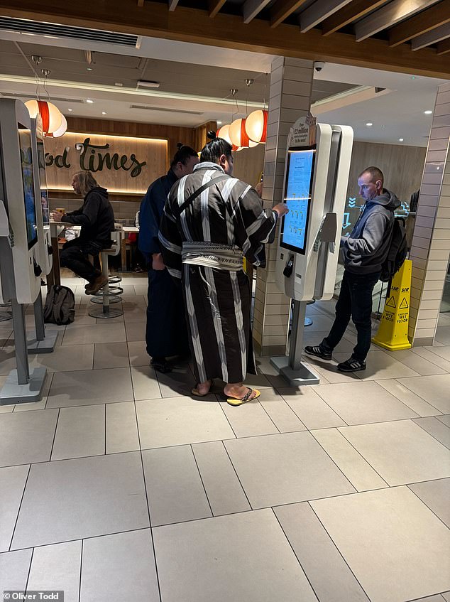 Dvoje hrvača viđena su kako doručak iz McDonald's High Streeta Kensington