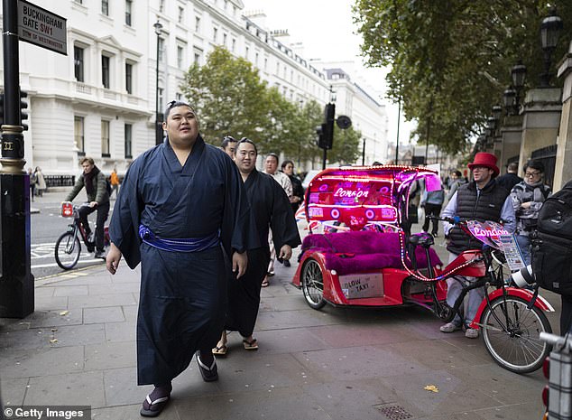 Želite li vrtlog po gradu? Nejasno je može li mnogo zlostavljani London Tuk Tuks preuzeti težinu posjetitelja iz Japana