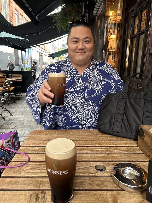 Jedan hrvač skočio je u plave stupove u ulici Kingly, Soho, za pintu Guinnessa