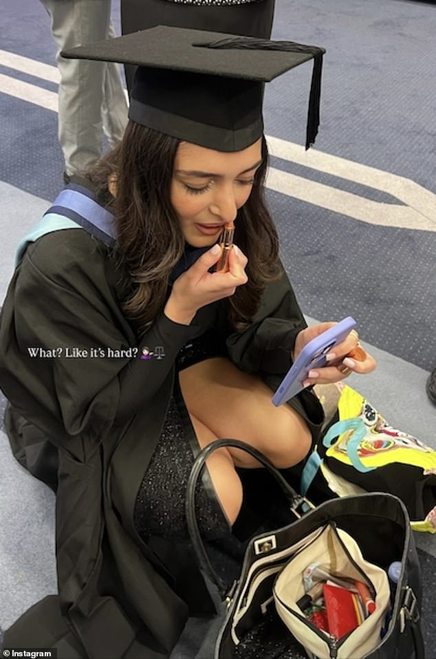 Dokazujući da je svaki centimetar glamurozna kao i njezina zapanjujuća tetka, Mia je zastao kako bi nadopunila šminku na dan diplomiranja