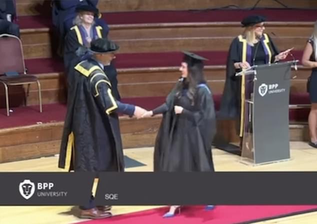 Njezina je obitelj uhvatila trenutak kad je izašla na pozornicu da diplomira