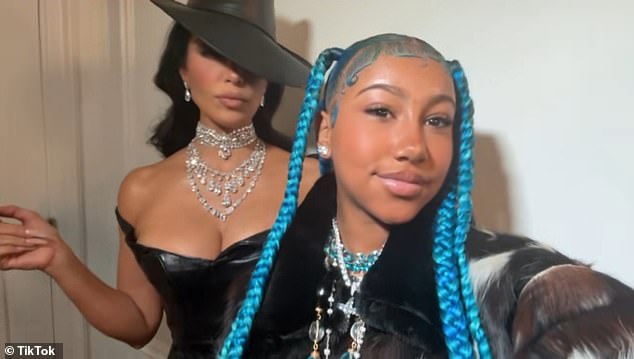 Kad je North prvi put debitirao svoju svijetlo plavu kosu, obožavatelji su bili podijeljeni na mreži, a neki sugeriraju da je stil bio previše zreli za pred-tinejdžer. Ipak, Kim je otkrila da je njezina kćer imala uspavan odgovor