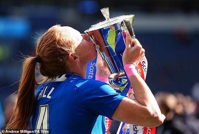 Defender Hill ljubi škotski kup nakon što je ovog ljeta osvojio trofej s Rangersima
