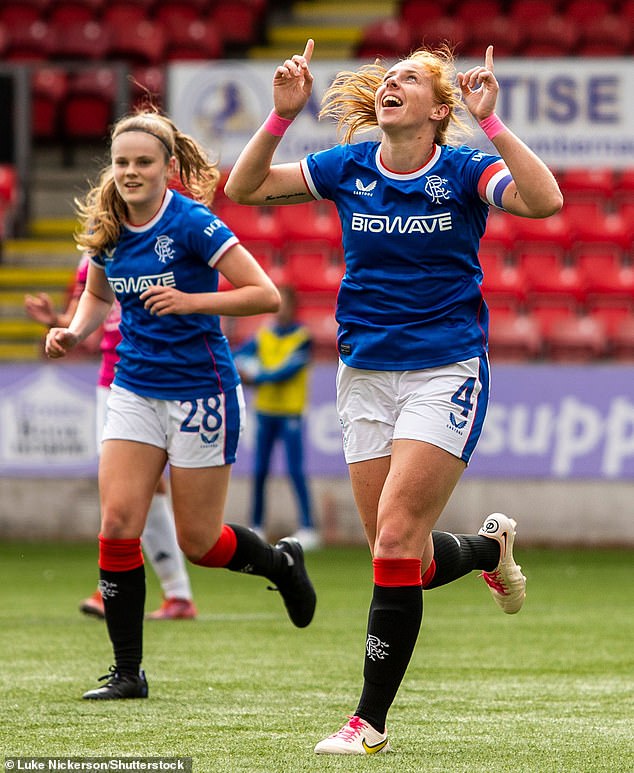 Kathryn Hill gleda na nebo nakon što je postigla gol za Rangers protiv Kilmarnocka