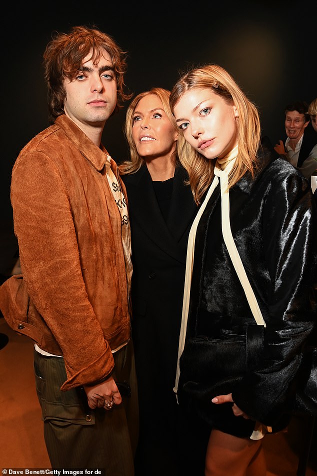 Glumica (57), koja je bila odjevena u sve crno, izgledala je dobro raspoložena dok je provela noć sa svojim sinom (26) kojeg dijeli s bivšim Liamom Gallagherom