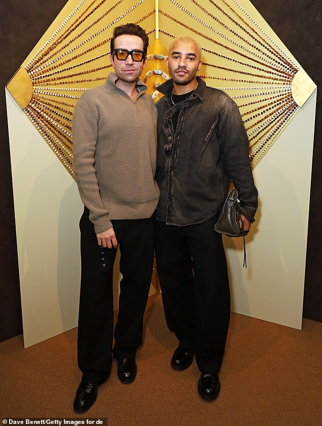 Na drugim mjestima Nick Grimshaw i Meshach Henry iscrtali su se elegantno dok su pozirali za fotografije