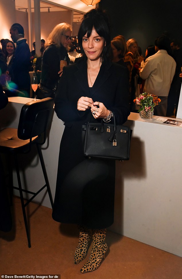 Navodno se sprema veliki glazbeni povratak nakon sedam godina s novim tajnim albumom s detaljima njezinog braka s Davidom Harbourom