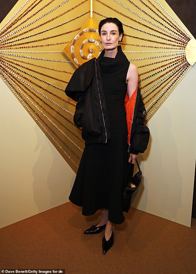 Manekenka Erin O'Connor pokazala je svoju nevjerojatnu figuru u crnoj haljini bez rukava i odgovarajućoj bomber jakni