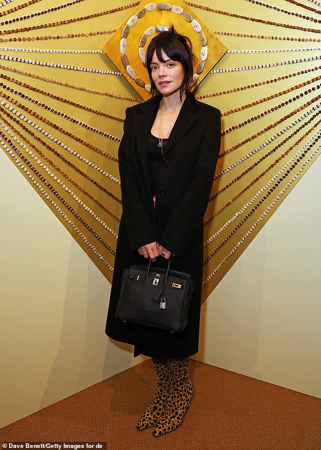 Tijekom zabave, Lily je obukla dugonoge u crvene kožne kratke hlače, crni top i koordinirani dugi kaput