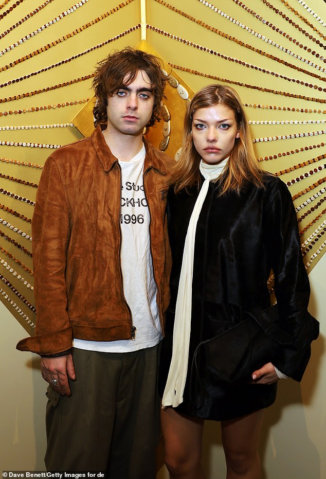 U međuvremenu Lennonu se pridružila i njegova glamurozna djevojka Isobel Richmond, koja je privukla pažnju u čipkastoj bluzi i kožnoj jakni