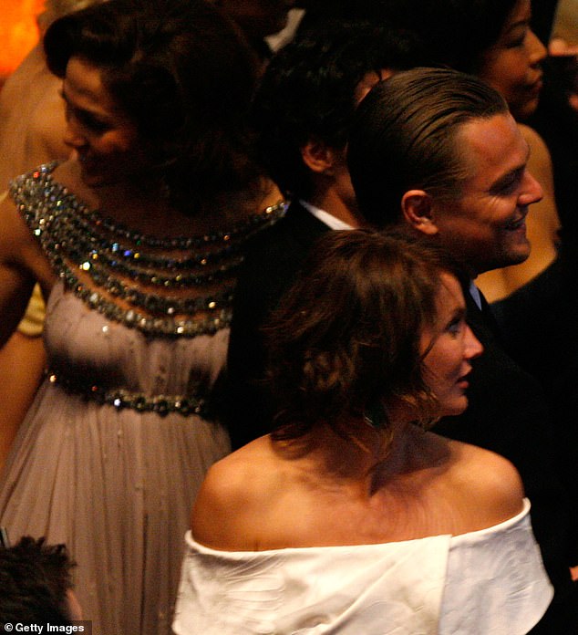 I sukobila se s nominiranima uključujući Leonarda DiCaprija (Vuk s Wall Streeta; na slici 2014.), Christiana Balea (Američka prevara) i Matthewa McConaugheya (Dallas Buyers Club); (Lopez i DiCaprio slikani na dodjeli Oscara 2007.)