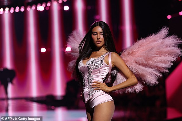 U reviji je prošetala i Madison Beer, djevojka beka Chargersa Justina Herberta