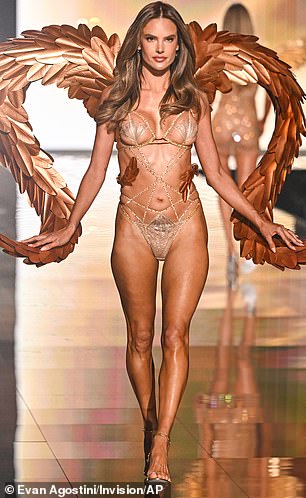 Izvor je nedavno rekao za Daily Mail uoči revije da se Victoria's Secret vraća 'super seksi' i 'starom stilu'