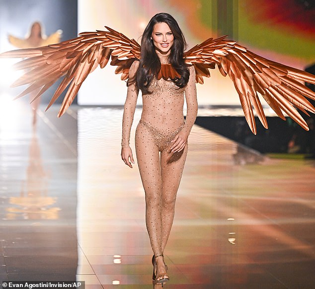 Lima je tijekom večeri odjenula drugi look koji se sastojao od blistavog prozirnog bodija, kao i svjetlucavih donjih hlača ispod