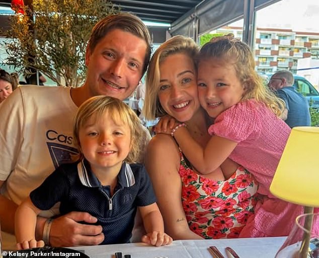 Kelsey - koja Aureliu, šest godina, i Bodhija, četiri godine, dijeli sa svojim pokojnim suprugom i pjevačem The Wanted Tomom Parkerom - očekivala je svoje treće dijete s partnerom Willom Lindsayem (na slici) u lipnju