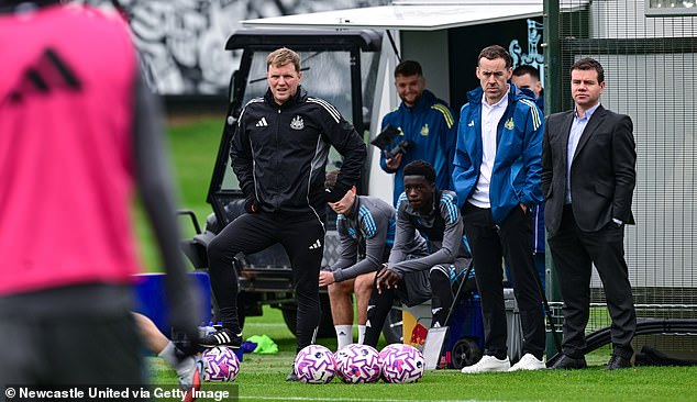 Novi sportski direktor Ross Wilson (desno) već je gledao treninge prve momčadi i gradio svoj odnos s Eddiejem Howeom