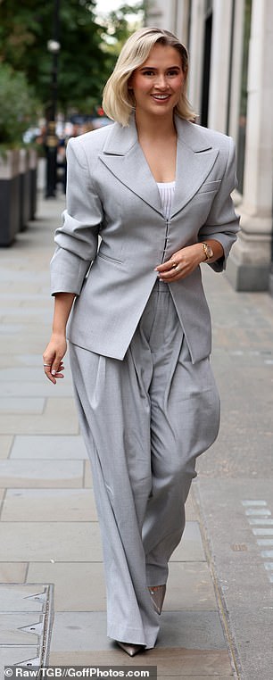 Viđena je kako potpisuje autograme kad je stigla na mjesto odjevena u šik pripijeni sivi sako s jastučićima za ramena