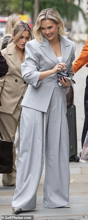 Molly-Mae uparila je blejzer s velikim hlačama s bačvastim nogavicama i golim lakiranim štiklama