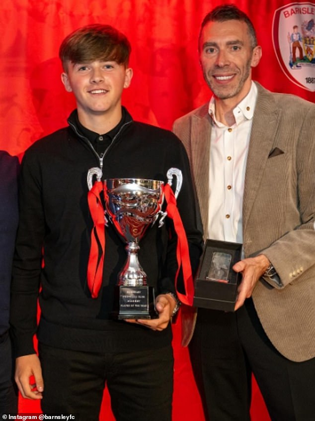 Josh Kenchington (lijevo), koji ide u Newcastle, u travnju je Barnsleyjev mladi igrač godine za prošlu sezonu