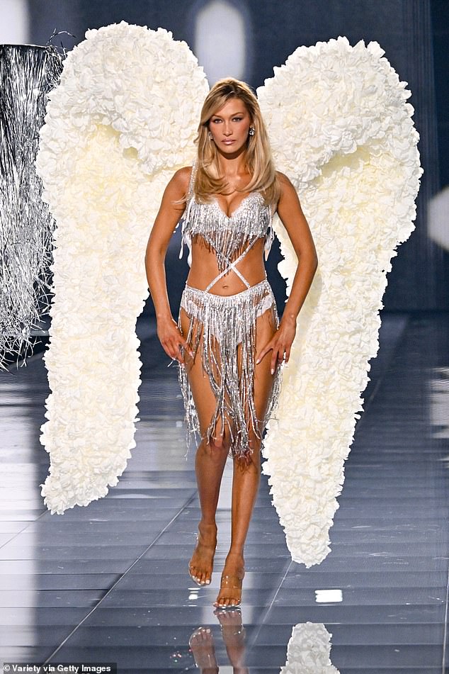 Viralni TikTok video koji je podijelio korisnik @ meyechelgossips, prikazuje supermodel, 29, kako se naizgled bori da ostane stabilna dok se šepuri niz pistu u paru masivnih krila od 50 funti