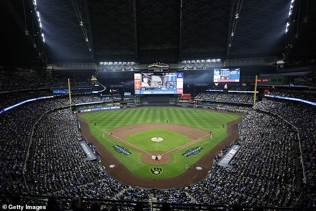 Brewersi su zabranili obojici navijača da se vrate na svoje igralište American Family Field