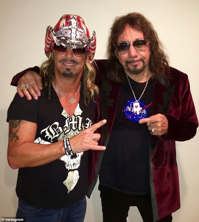 Druge slavne osobe odale su počast preminulom glazbeniku u četvrtak, poput Breta Michaelsa - koji je glavni pjevač rock grupe Poison