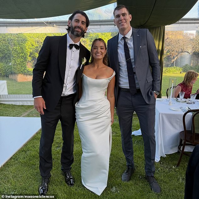 Ceremonija je održana u Adelaideu, gdje se par upoznao, uz mnoštvo igrača Collingwooda, uključujući Masona Coxa (na slici)