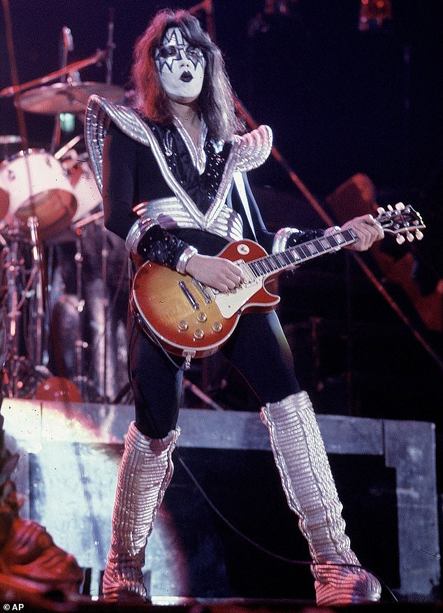 'Shrvan sam smrću Ace Frehleyja. Bio je bitan i nezamjenjiv rock vojnik tijekom nekih od najformativnijih temeljnih poglavlja benda i njegove povijesti', rekli su Simmons i Stanley; Frehley viđen 1977. u Connecticutu