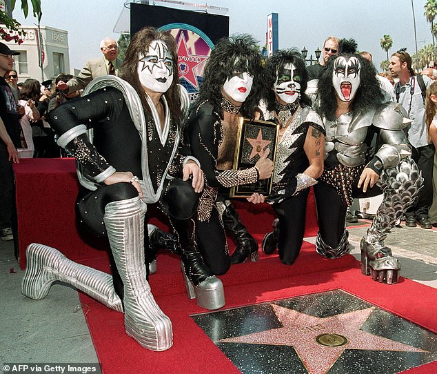Hollywood Walk of Fame postavio je fotografiju benda kada su dobili svoju zvijezdu 1999. godine; Frehley (sasvim lijevo) viđen sa Stanleyem, Crissom i Simmonsom