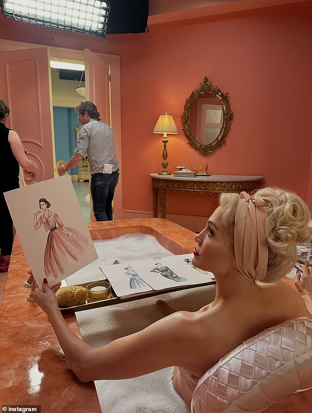 Bilo je i drugih isječaka na kojima pokazuje svoj stari glam nadahnut Hollywoodom i svoje plave uvojke dok snima scene na setu ili između kadrova tijekom rada na filmu