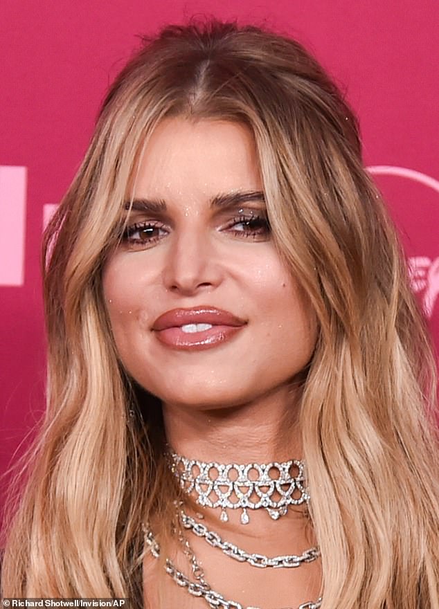 Jessica - koja je s lakoćom prkosila svojih 45 godina - iscrtala je i uglačala svoje sumnjivo-punačko pućenje, koje je uparila sa zamagljenim okom