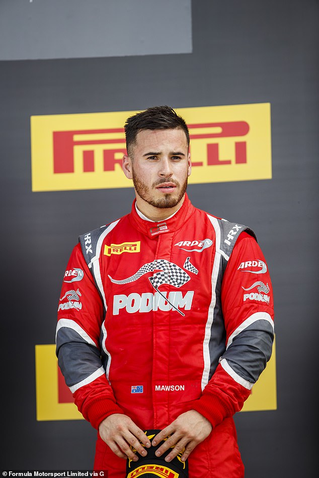 Nekoć proslavljeni australski prvak u kartingu suočava se s neizvjesnom budućnošću, njegov povratak izbačen je iz tračnica skandalom i nadolazećim sudskim postupcima