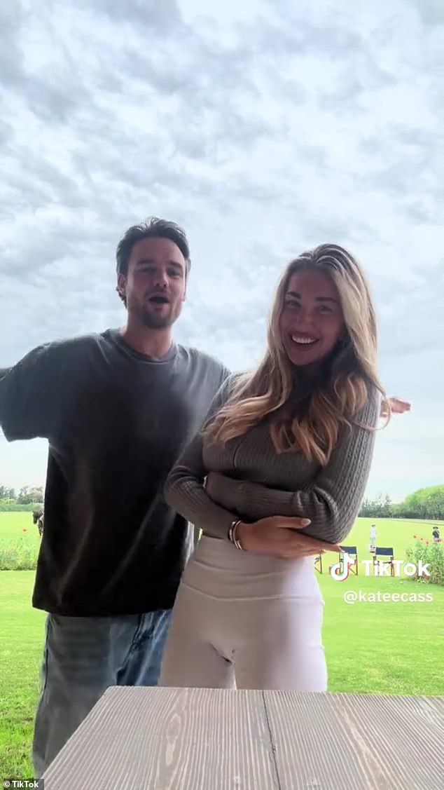 Objavljujući isječak na TikToku, lagani video prikazuje Liama kako zaigrano pokušava podići Kate u zrak