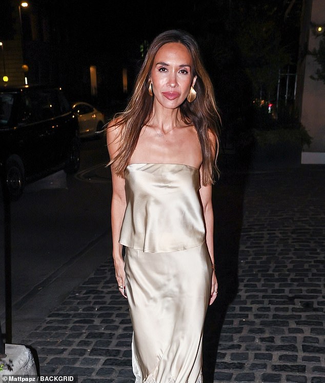 Naglašavajući svoje crte lica glamuroznom šminkom i stilizirajući svoje karamel vlasi u opuštene valove, Myleene je izazvala oluju na crvenom tepihu