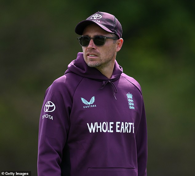 Aktualni engleski konzultant za kuglanje Tim Southee otići će nakon prvog testa u Perthu