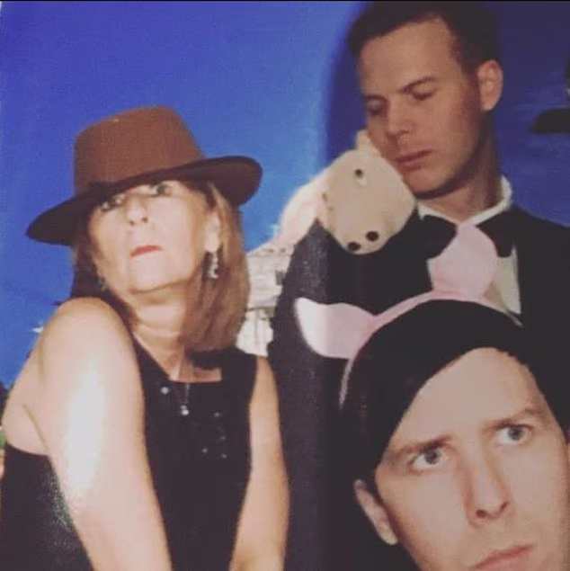 Phil (dolje desno), njegova majka Kathryn (lijevo) i brat Martyn (straga desno)