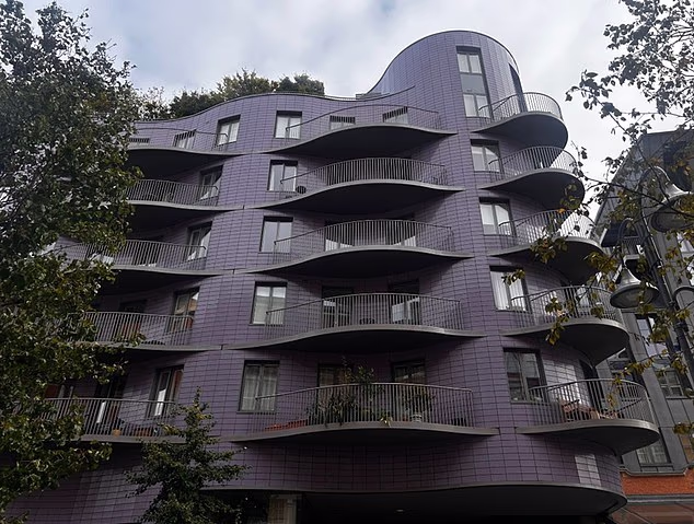 Ovaj stambeni blok sadrži moderan penthouse vrijedan 4,1 milijun funti koji su Dan i Phil kupili 2022.