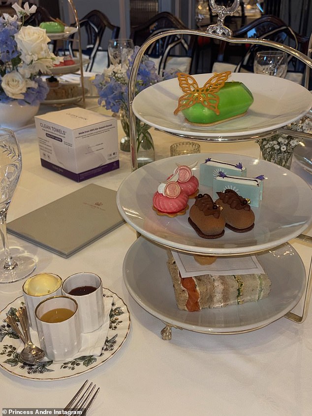 Tri djevojke uživale su u luksuznom popodnevnom čaju koji je organizirao brend i kući su ponijele torbu punu dobrih stvari, uključujući luksuznu kutiju od bambusa koja je osobno ugravirana i prilagođeni privjesak