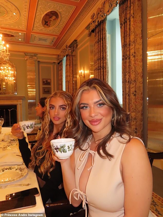 U međuvremenu, Liberty, koja je u vilu ušla 2021., dala je sve od sebe za otmjeni događaj u bež mini haljini, koja se hvalila izrezom s mašnama i daškom dekoltea.