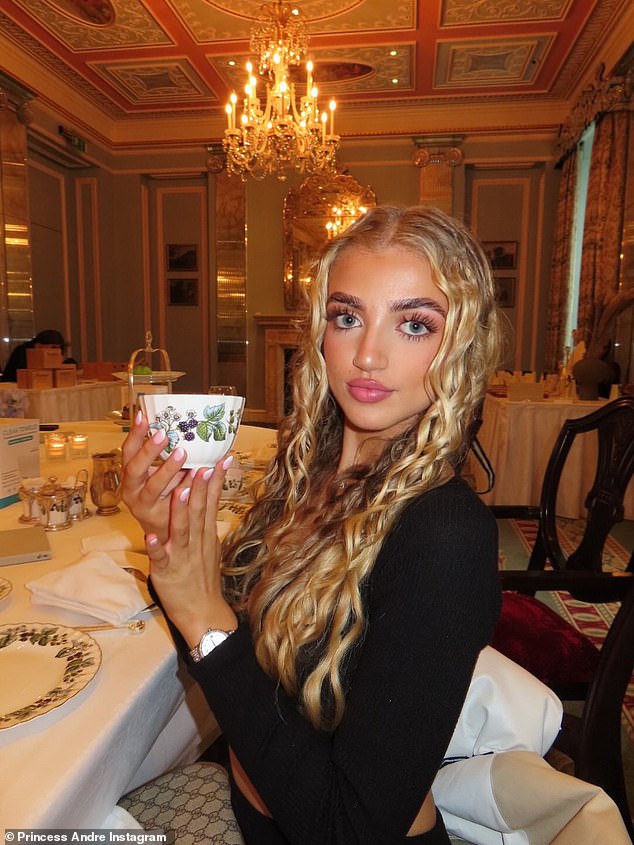 Influencerica, 18, izašla je kako bi proslavila lansiranje Clean Skin Cluba koji stiže u Boots i pokazala svoju nevjerojatnu figuru u kratkom topu koji je bio podrezan kako bi otkrio njezin zategnuti trbuh