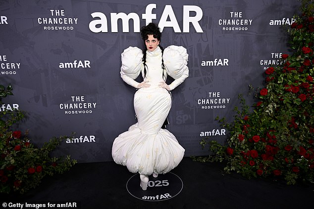 Julia je za tu prigodu izašla u bijeloj maxi haljini ukrašenoj pastelno žutim cvjetićima