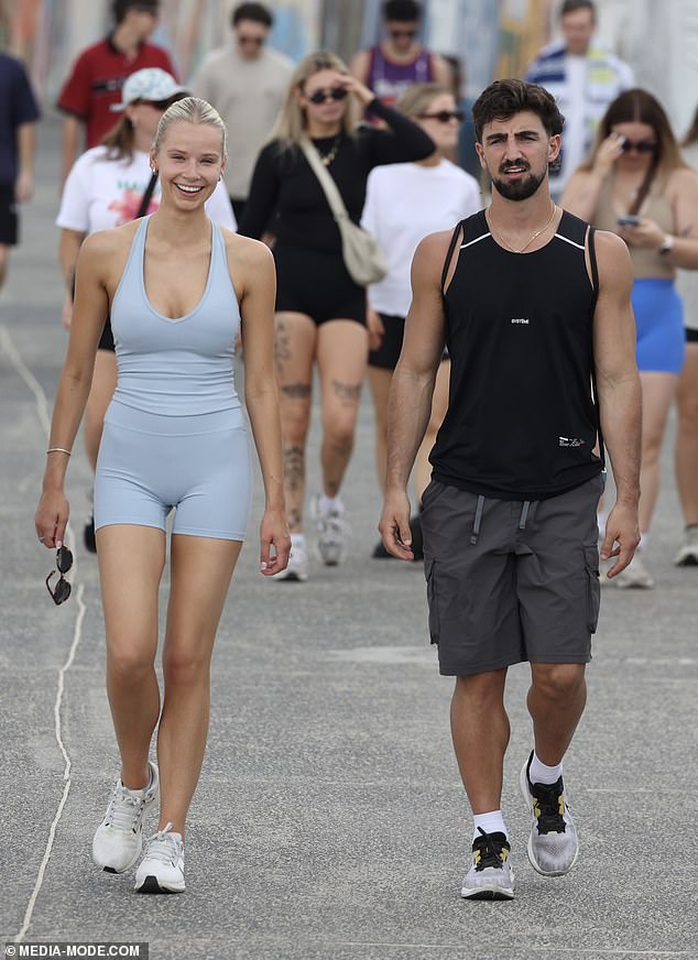 Izgled je završila parom bijelih Nike tenisica i bijelim nogavicama