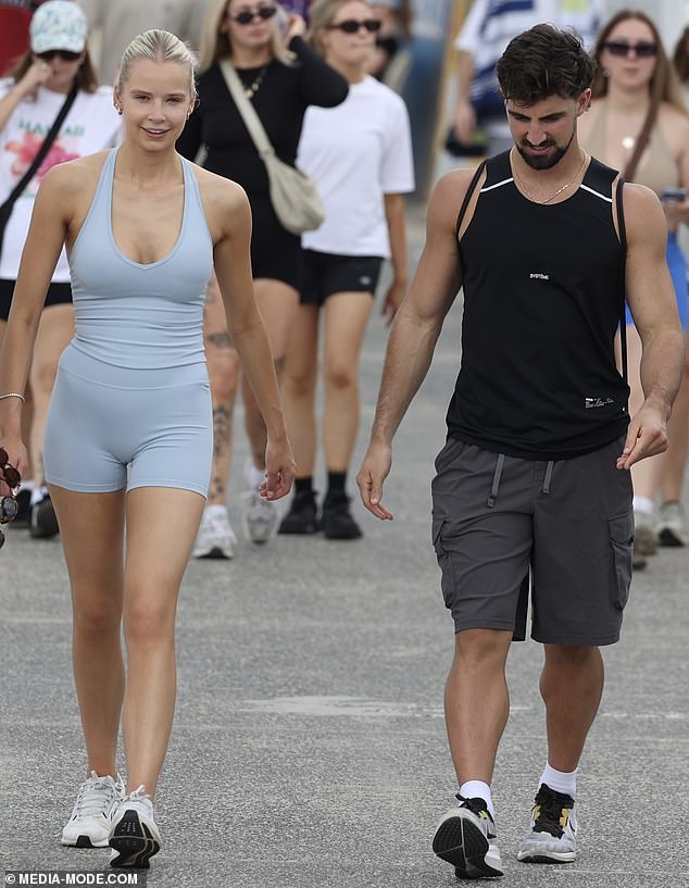 Plavokosa ljepotica nije se bojala pokazati svoju zavidnu figuru u uskom svijetloplavom gornjem dijelu sportske odjeće koji je prianjao uz njezino vitko tijelo
