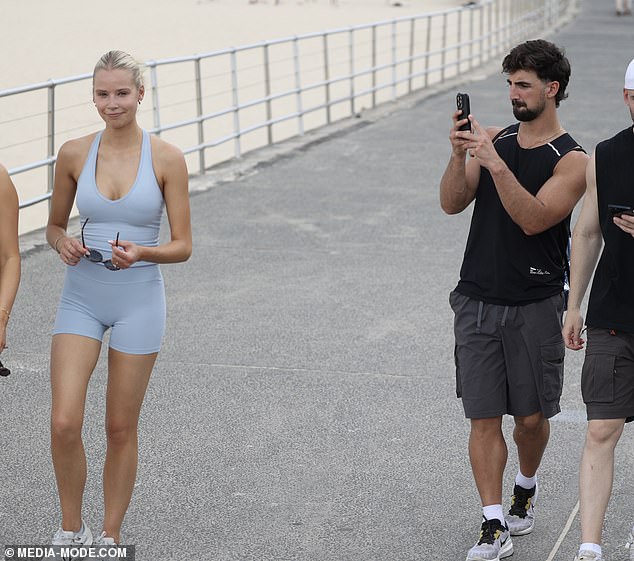 Očito poprilično oduševljen svojom ljubavnicom, Josh je uočen kako se zaustavlja kako bi snimio nekoliko fotografija Annalise dok su pored njih prolazile gomile ljudi