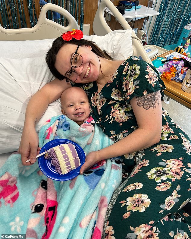 Prema prikupljanju sredstava, Lilah je imala napadaj u veljači dok je njezina majka bila na porodu s mlađim bratom i sestrom. Liječnik je otkrio tumor na mozgu koji je uspješno uklonjen, ali sada mora proći tri mjeseca kemoterapije i tri mjeseca liječenja matičnim stanicama
